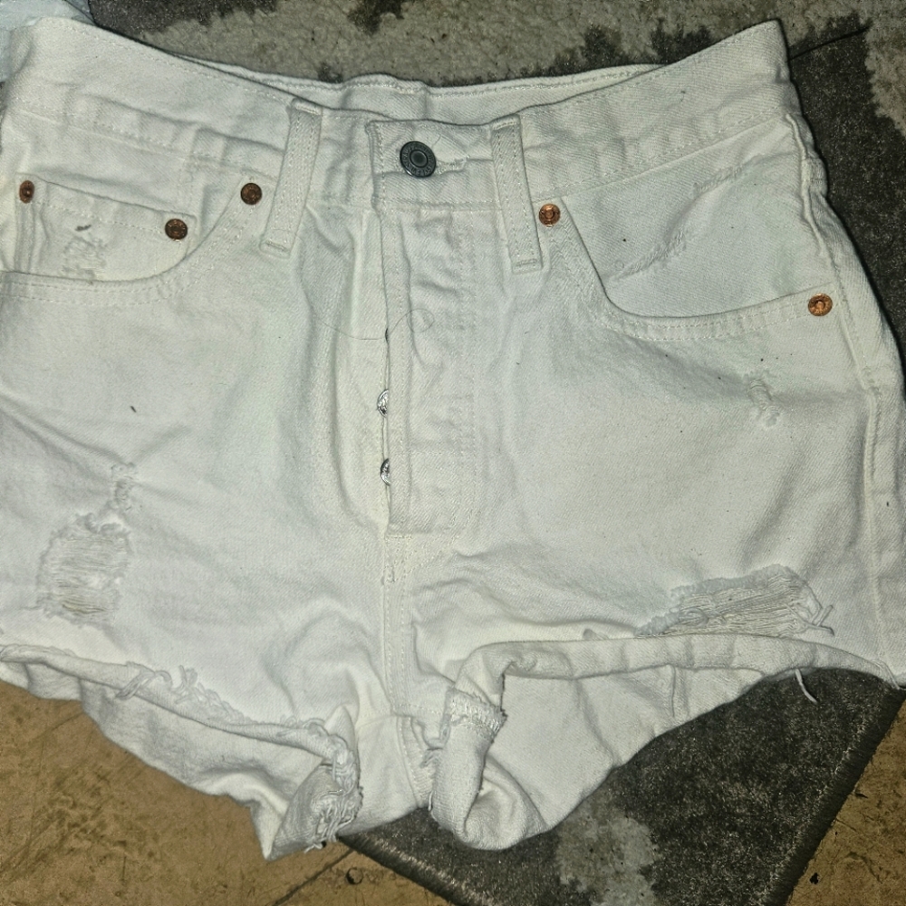 Levis 501 white shorts size 28